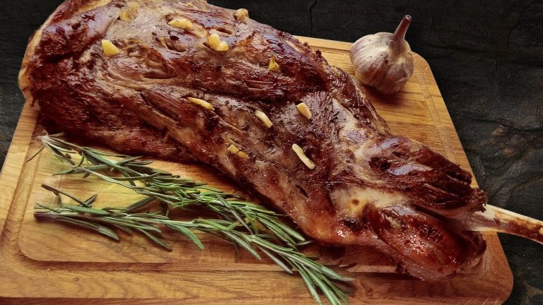 Trucul pentru cea mai fragedă carne de miel. Ce trebuie să faci la 30 de minute după ce ai băgat-o la cuptor