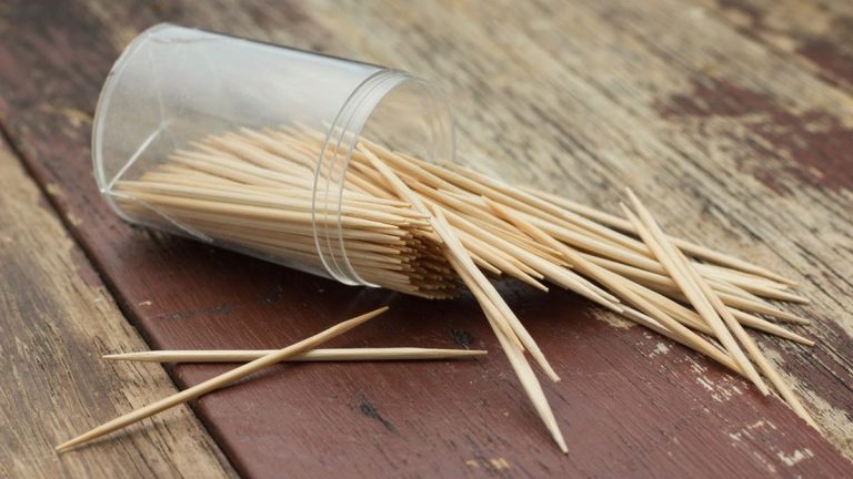 De ce nu e bine să folosim scobitoarea. Cum ne rănim papilele, fără să știm VIDEO EXCLUSIV