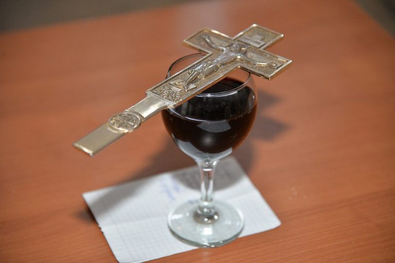 De unde este adus vinul pe care îl folosesc preoții la împărtășanie. Locul este unul special, vei fi surprins