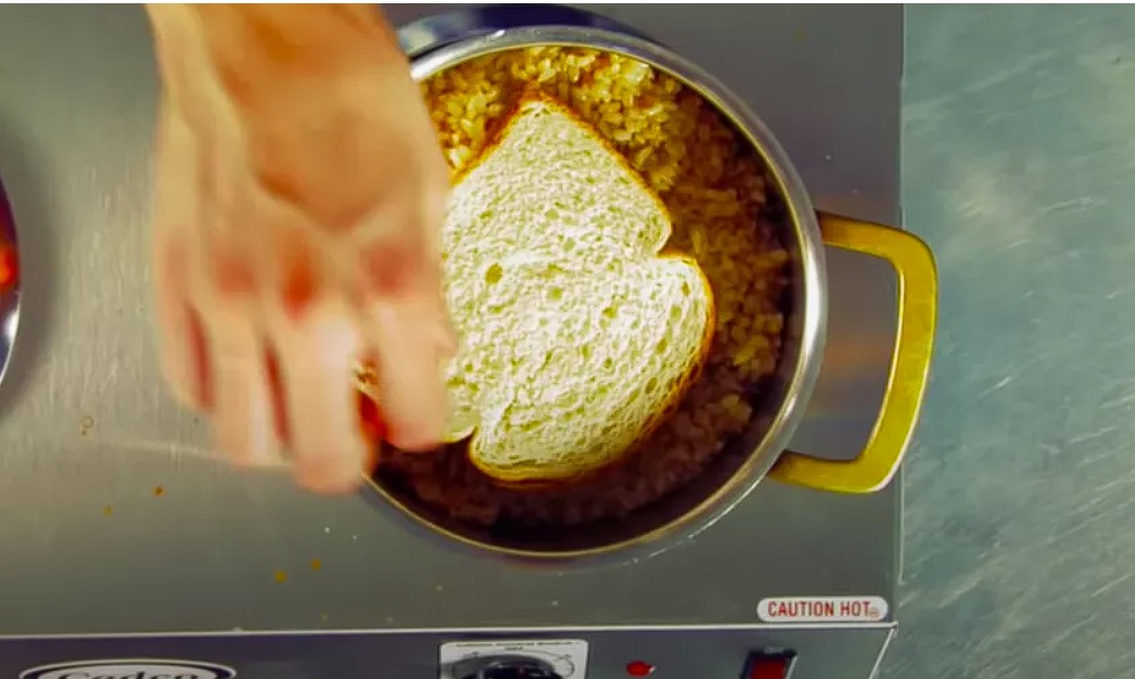 De ce să pui două felii de pâine deasupra orezului