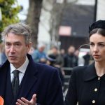 Bărbatul cu care este căsătorită Rose Hanbury, presupusa amantă a prințului William. Este o diferență de 23 de ani între ei