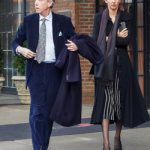 Bărbatul cu care este căsătorită Rose Hanbury, presupusa amantă a prințului William. Este o diferență de 23 de ani între ei