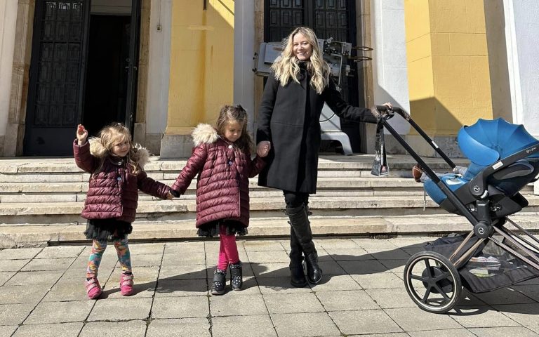 Ce i-a cerut fiica cea mare a Laurei Cosoi tatălui ei, după ce a fost necăjită de un băiețel. Actrița a rămas uimită de reacția micuței. „Cum este lumea de afară, așa trebuie să fim și noi” VIDEO EXCLUSIV