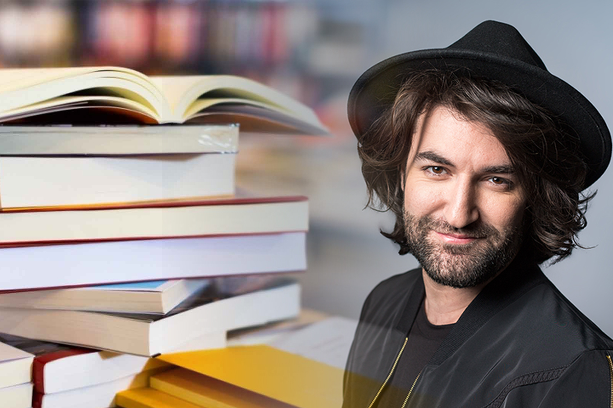 Ce studii are Smiley, de fapt. Sigur nu te-ai fi gândit ca aceasta este de fapt meseria lui de baza