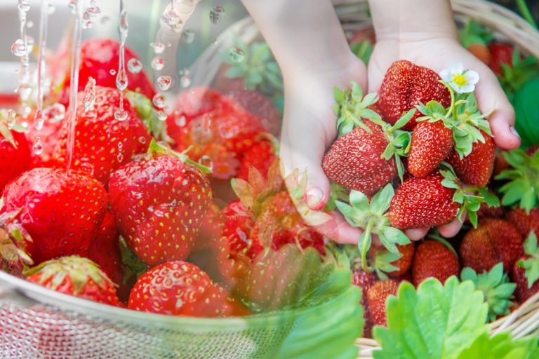 Cum se spală corect căpșunile. Mulți români procedează greșit, ce trebuie să faci de fapt înainte de a le consuma