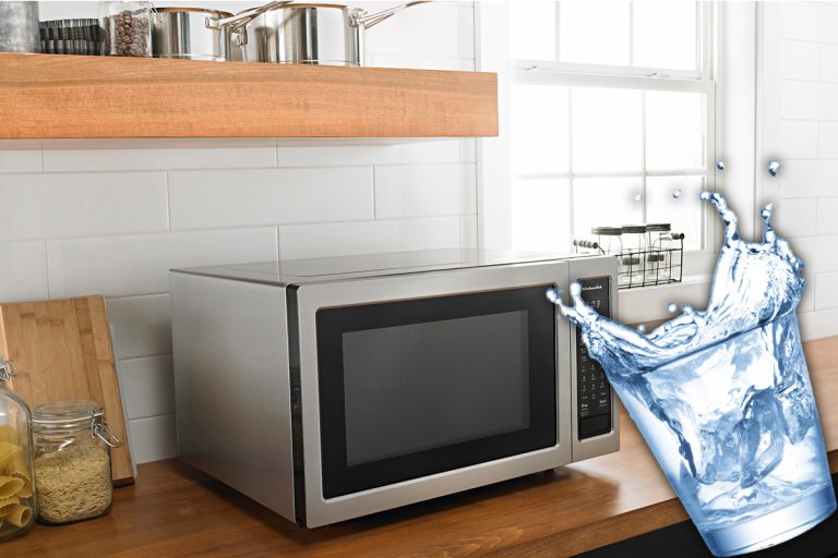 De ce nu ar trebui să încălzești niciodată apă la cuptorul cu microunde. Pericolul nebănuit