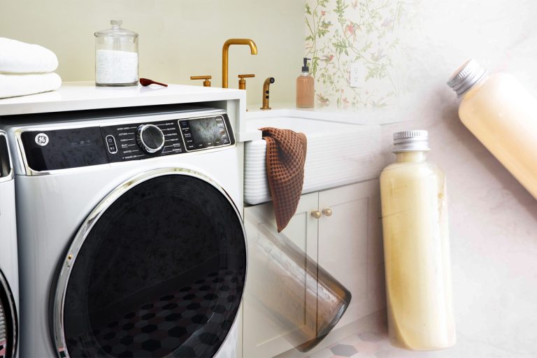 De ce să pui șampon în mașina de spălat. Trucul e uimitor, așa vei proceda mereu de-acum încolo