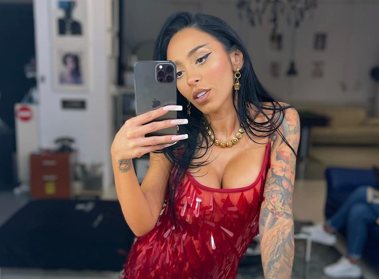 Incident cu Ruby pe scenă, după ce i s-a rupt ținuta pregătită chiar de ea. Fanii au sărit să o ajute: ”Nu s-a rupt o rochie complexă!” VIDEO EXCLUSIV