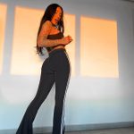 Incident cu Ruby pe scenă, după ce i s-a rupt ținuta pregătită chiar de ea. Fanii au sărit să o ajute