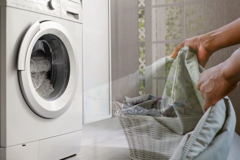 Ingredientul pe care trebuie să-l adaugi în mașină când speli lenjeria de pat. Elimină mirosul neplăcut și mărește puterea de curățare