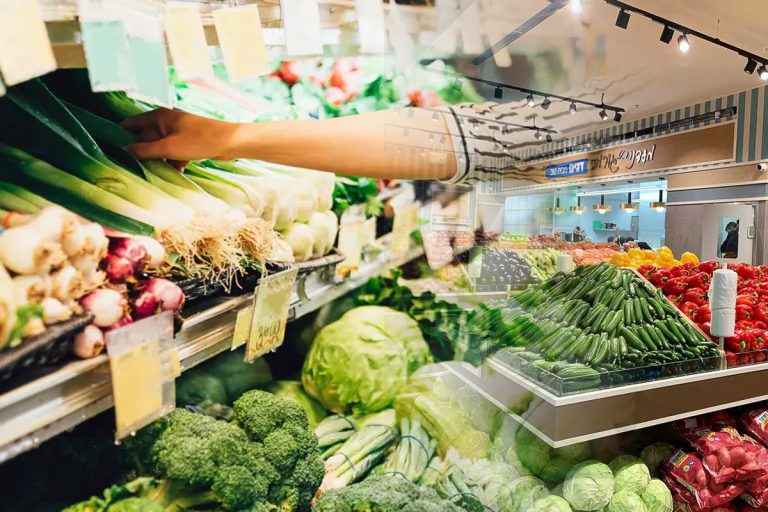 Motivul pentru care găsim rafturile cu legume și fructe la intrarea în supermarketuri din România. Puțină lume știe asta
