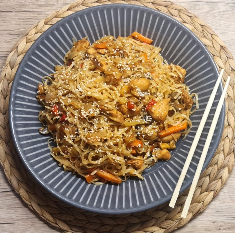 Cum să prepari noodles cu pui și legume. Rețeta simplă care te va cuceri