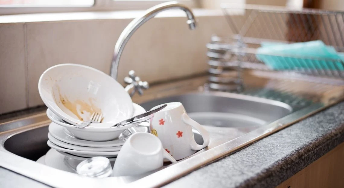 Peste noapte nu se lasă vasele murdare în chiuvetă