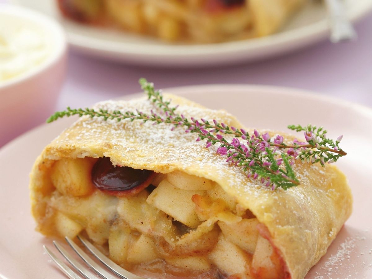 Ștrudel cu mere și prune uscate