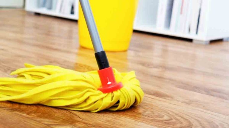 Trucul care îți lasă podeaua strălucitoare. Ce trebuie să pui în găleată cu apă, înainte să faci curățenie. Sigur ai acest ingredient în casă