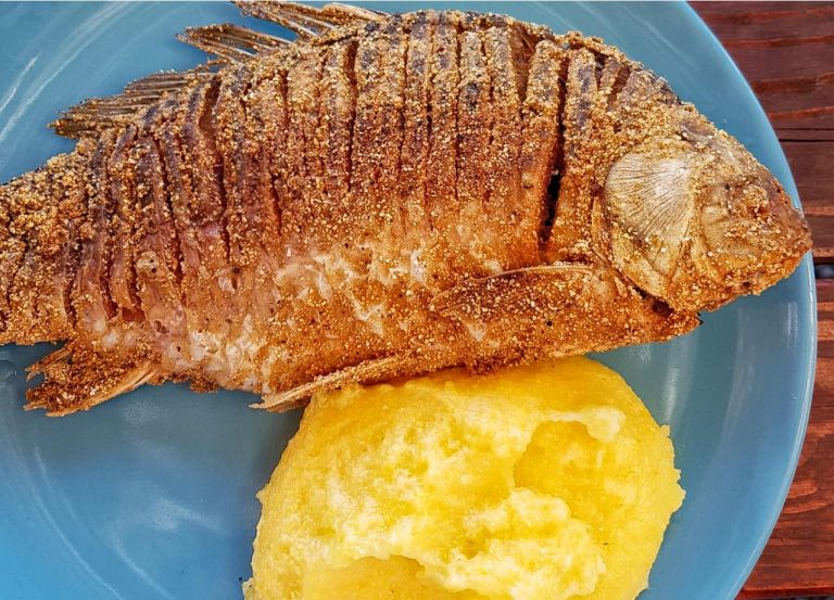 Cu ce trebuie să amesteci făina când prăjești peștele. Ingredientul care îl face mai gustos și cu o crustă crocantă