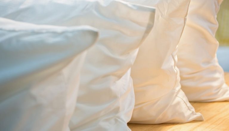 Ingredientul banal prin care poți albi o față de pernă îngălbenită. Trucul e uimitor, te va ajuta să scapi de o mare problemă