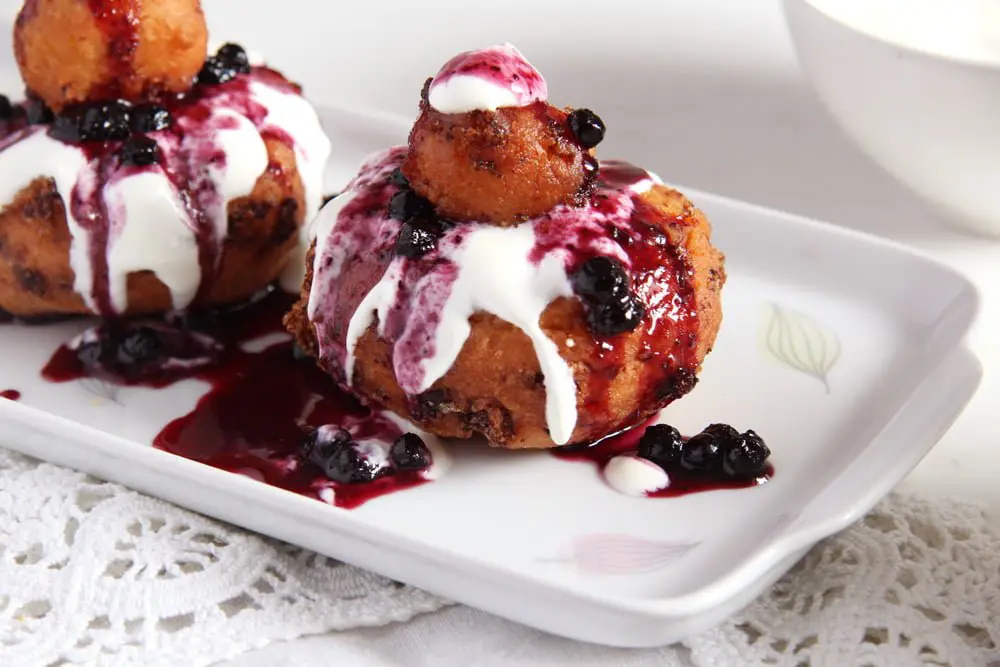 papanași pufoși cu sos de smântână și dulceață de afine