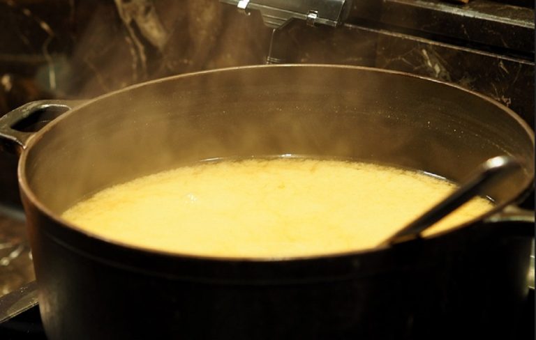 Nu mai lăsa niciodată polonicul în oala cu ciorbă. E cel mai prost obicei. Multe gospodine fac această greșeală uriașă