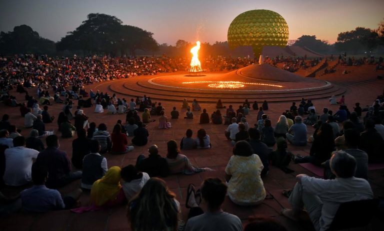 Orașul din lume în care nu există bani, religie sau politică. Cum trăiesc de fapt oamenii aici