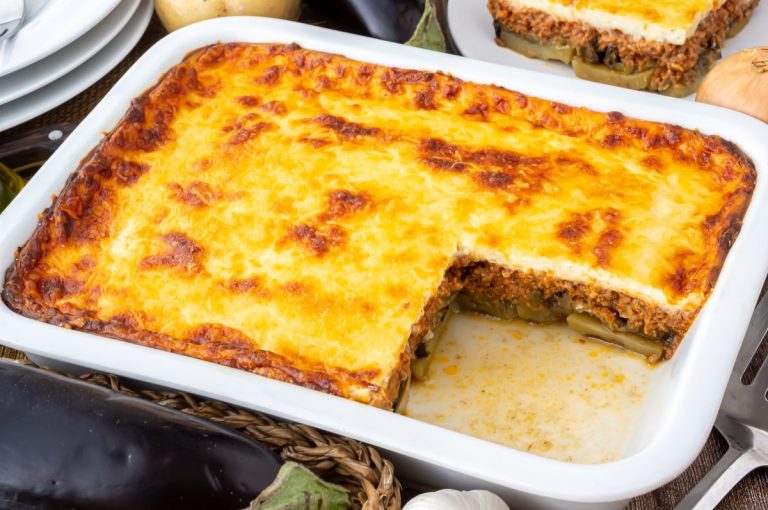 Secretul pentru cea mai bună musaca. Ce ingredient trebuie să adaugi neapărat în ea. Așa va ieși foarte gustoasă