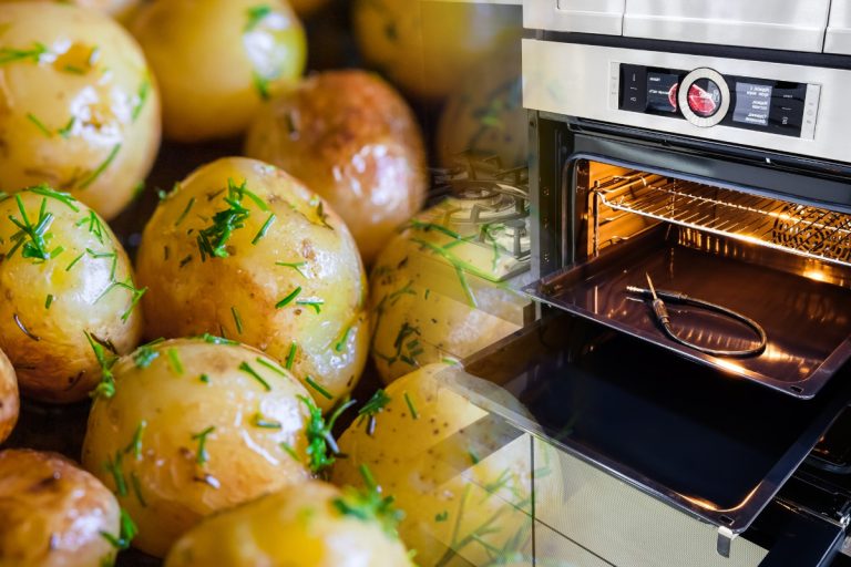 Ce să pui peste cartofii noi, înainte de a-i băga la cuptor, pentru un gust aparte. Așa ies crocanți la exterior și moi la interior