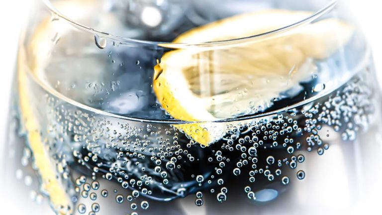 Apă plată sau apă minerală? Îngrașă cea minerală? Care e de fapt cea mai bună, răspunsul specialistului