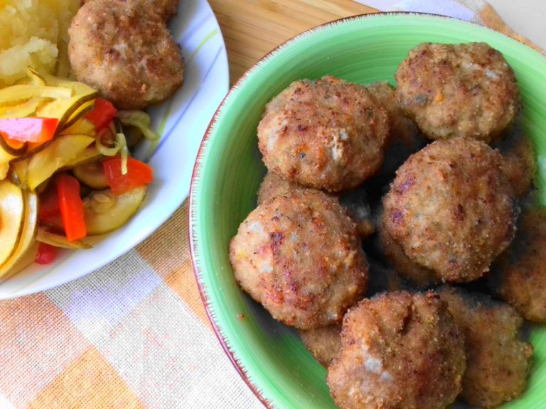 Cea mai delicioasă rețetă de chiftele. Ingredientul pe care trebuie să-l adaugi neapărat pentru a ieși moi și pufoase