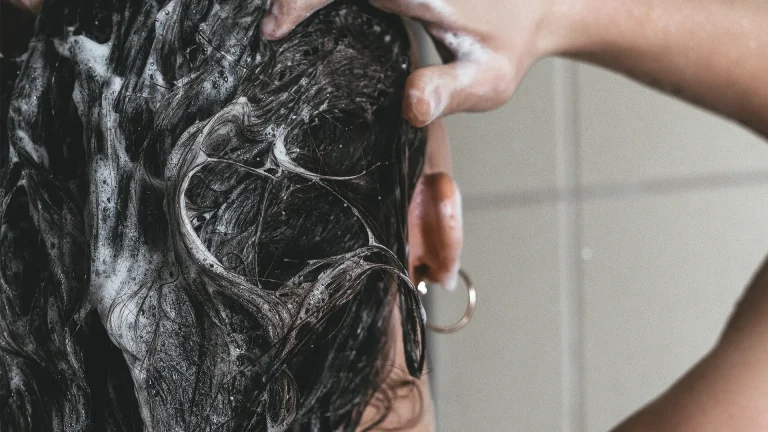 E bine sau nu să îți speli părul zilnic? Specialistul spune clar, multe persoane fac greșeala
