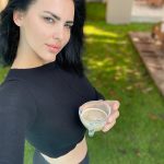 Cum s-a pozat soția lui Ștefan Bănică, la piscină, în vacanță. Imaginile cu Lavinia Pîrva i-au cucerit pe fani