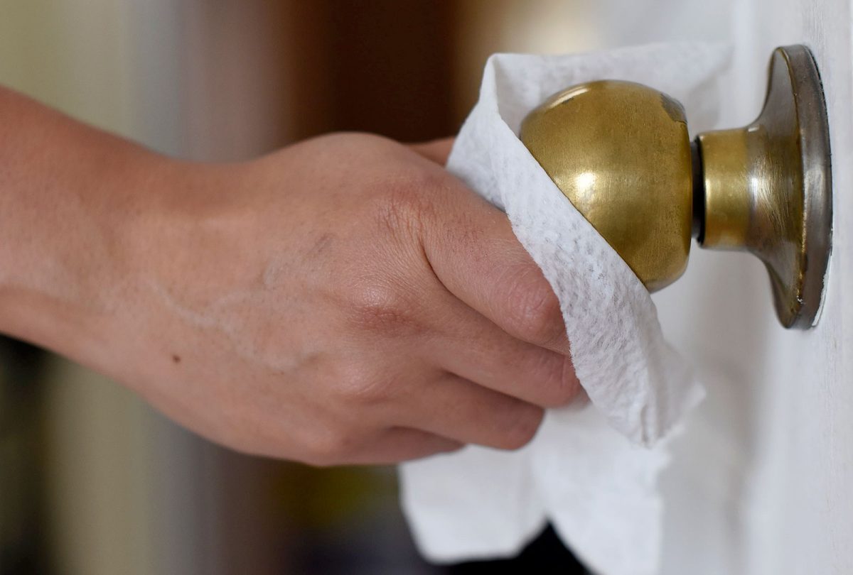 Curăță ușile cu oțet alb