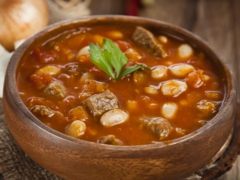 Ingredientul pe care gospodinele desăvârșite îl adaugă în iahnia de fasole. Așa vei obține un adevărat deliciu