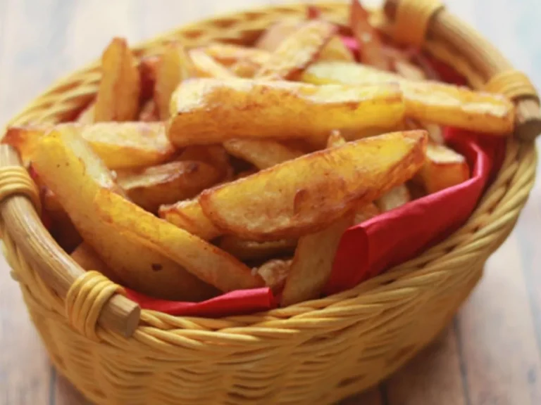 Secretul celor mai buni cartofi prăjiți. Ce trebuie să faci, înainte de a-i pune în tigaie. Acest ingredient le dă un plus de savoare