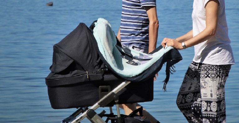 De ce să nu acoperi niciodată căruciorul copilului, când este foarte cald afară. Ce se întâmplă de fapt, efectele nebănuite
