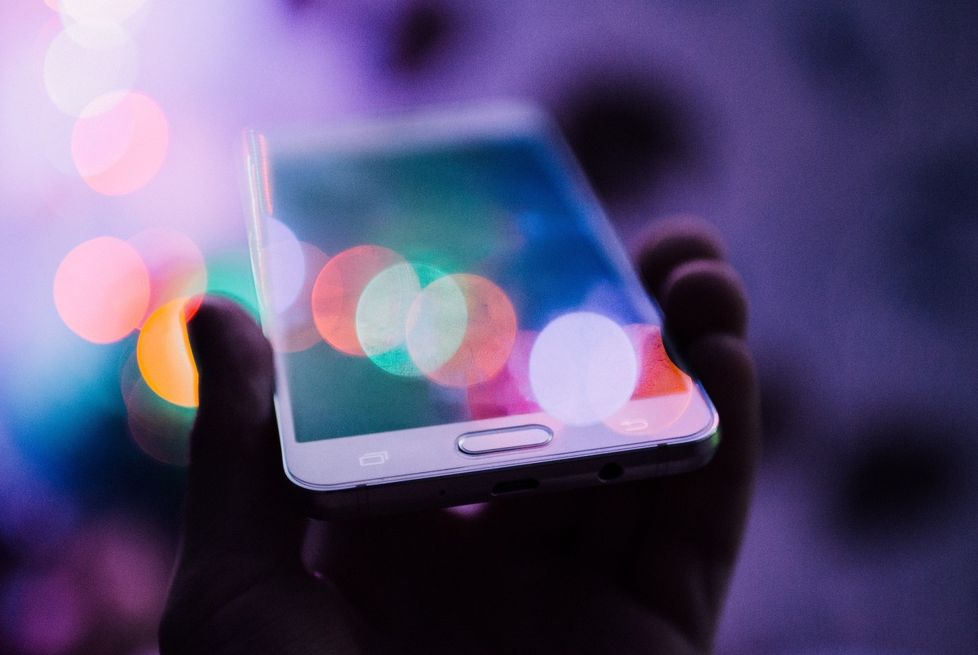 A observat ca fiica ei sta non-stop pe telefon, iar cand a verificat ce facea adolescenta a simtit ca ii fuge pamantul de sub picioare