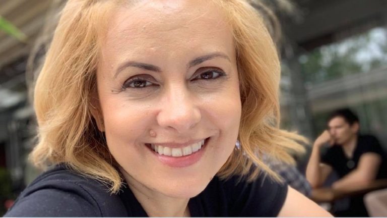 Bărbatul care i-a marcat viața Simonei Gherghe: “M-a lovit cu pumnul în spate”. Vedeta a vorbit despre experiența traumatizantă trăită