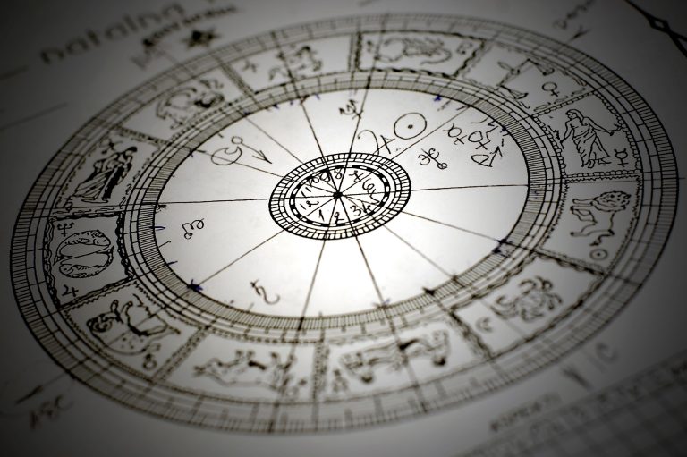Horoscop zilnic 2 iulie 2023. Surpriză mare pe plan sentimental pentru acești nativi. Previziuni pentru toate zodiile