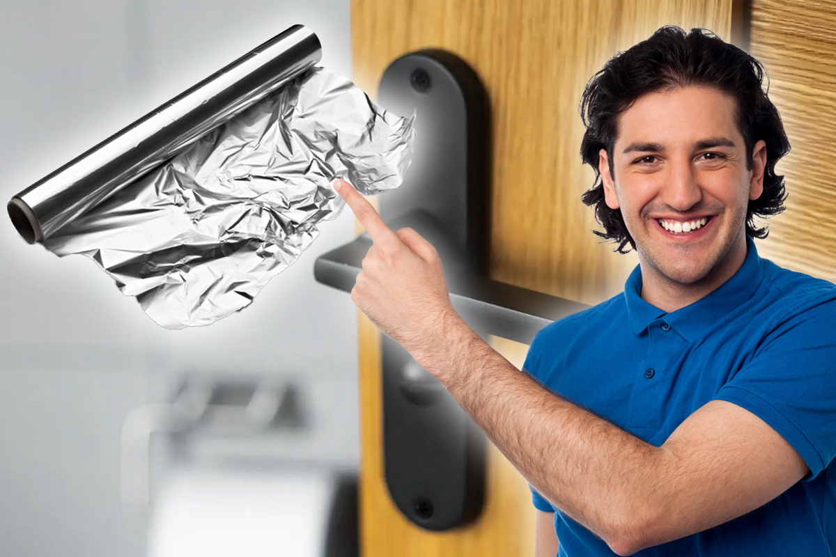 A pus folie de aluminiu pe ușă