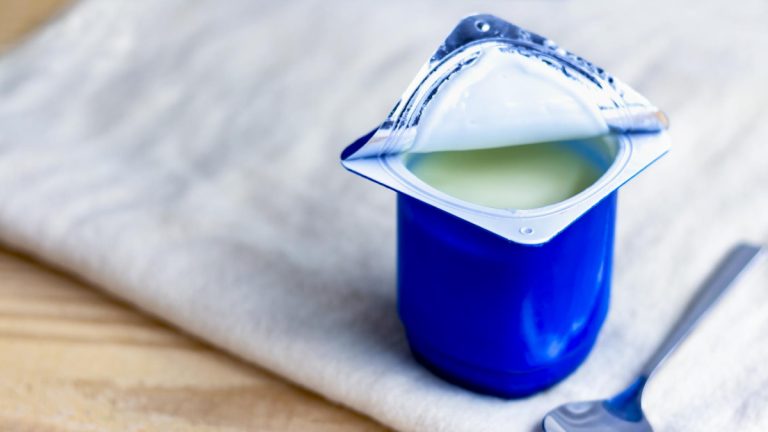 Cât timp rezistă un iaurt desfăcut în frigider. Mulți români fac greșeala