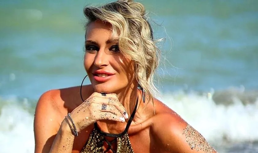 Ce obiect vestimentar imprumuta Crina Abrudan din garderoba sotului In vacante nu are sens sa-mi iau si eu in bagaj, ca oricum are el VIDEO EXCLUSIV