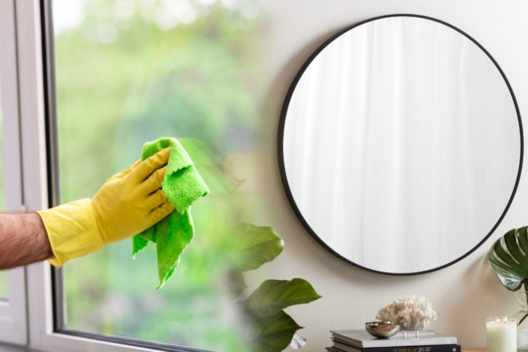 Cu ce să cureți oglinzile ca să nu rămână urme. Amestecul ieftin care face minuni, doar așa vei proceda de-acum încolo