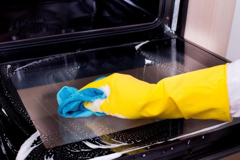 Cu ce să cureți sticla cuptorului. Grăsimea va dispărea într-o clipă cu aceste ingrediente banale din bucătărie