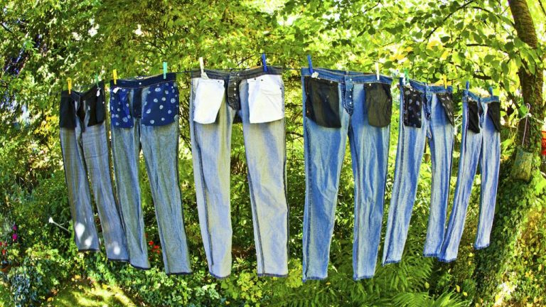 Cât de des trebuie spălați blugii, de fapt, pentru a nu-și strica culoarea. Mulți fac greșeala asta