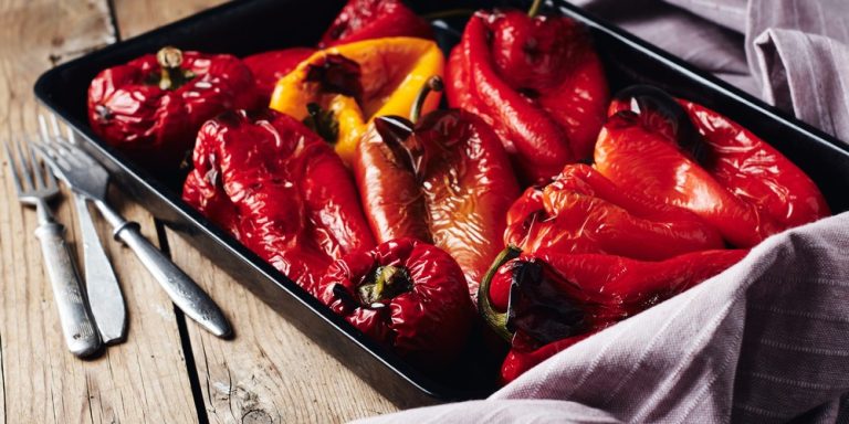 Trucul prin care poți să cureți repede ardeii copți de coajă. Sunt gata în doar câteva secunde