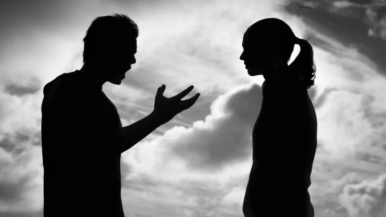 Motivul pentru care le este greu bărbaților să asculte femeile. Specialiștii au deslușit în sfârșit comportamentul masculin