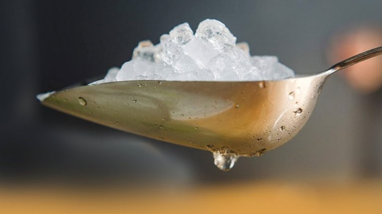 De ce să adaugi un cub de gheață în mâncare. Trucul incredibil care îți va fi de mare folos