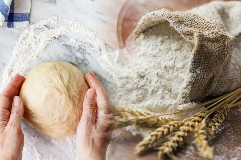 Ingredientul pe care să-l adaugi în făină pentru un aluat pufos. Secretul celor mai delicioase și moi chifle