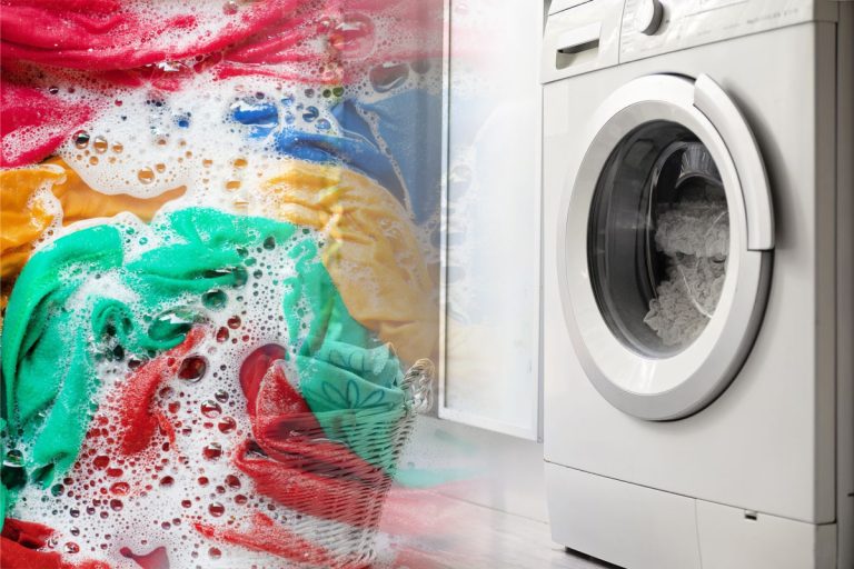 La ce temperatură se spală hainele colorate. Detaliul esențial de știut, așa vor arăta impecabil