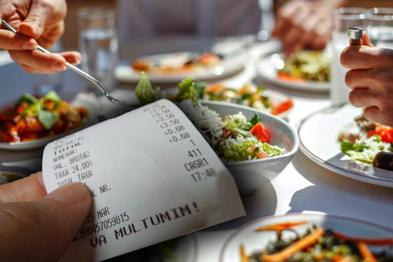 Nu e o glumă! Cât a ajuns să coste o banală porție de pui la grătar cu piure pe litoral. Turiștii și-au făcut cruce