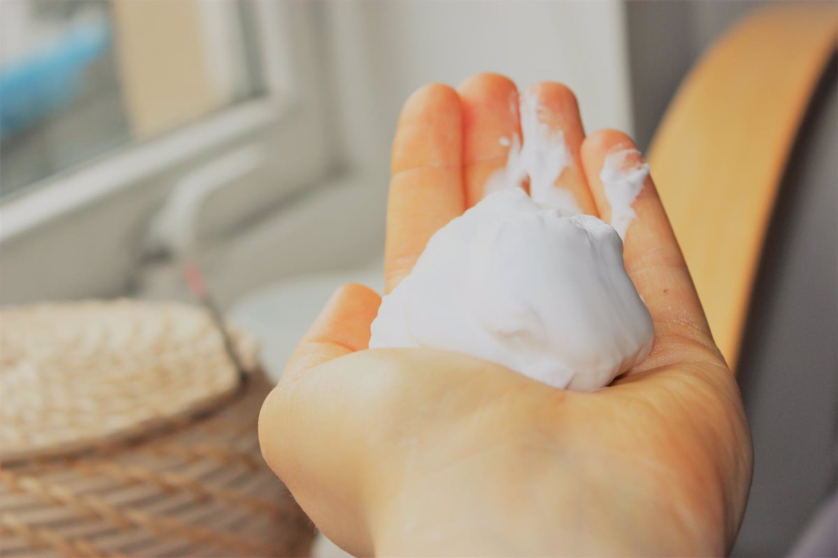 Pune neaparat spuma de ras pe buretele de vase. Trucul te scapa de o mare problema in bucatarie